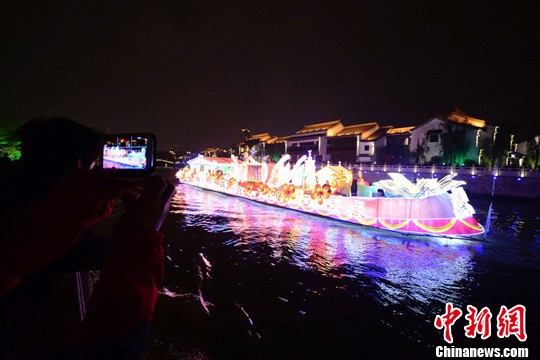 中國蘇州國際旅游節開幕 靚麗彩船巡游古城河
